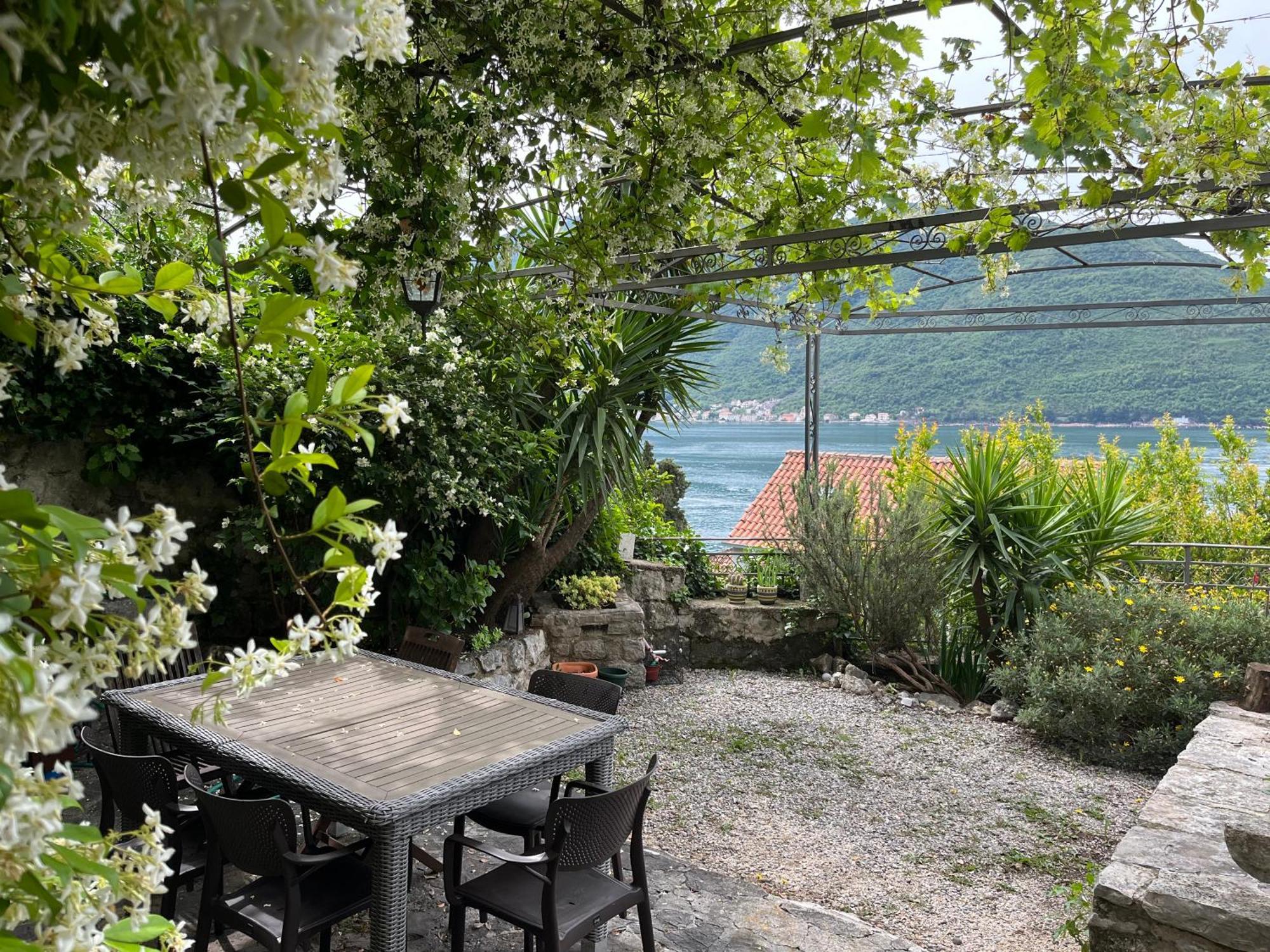 Be happy in Perast Appartement Buitenkant foto
